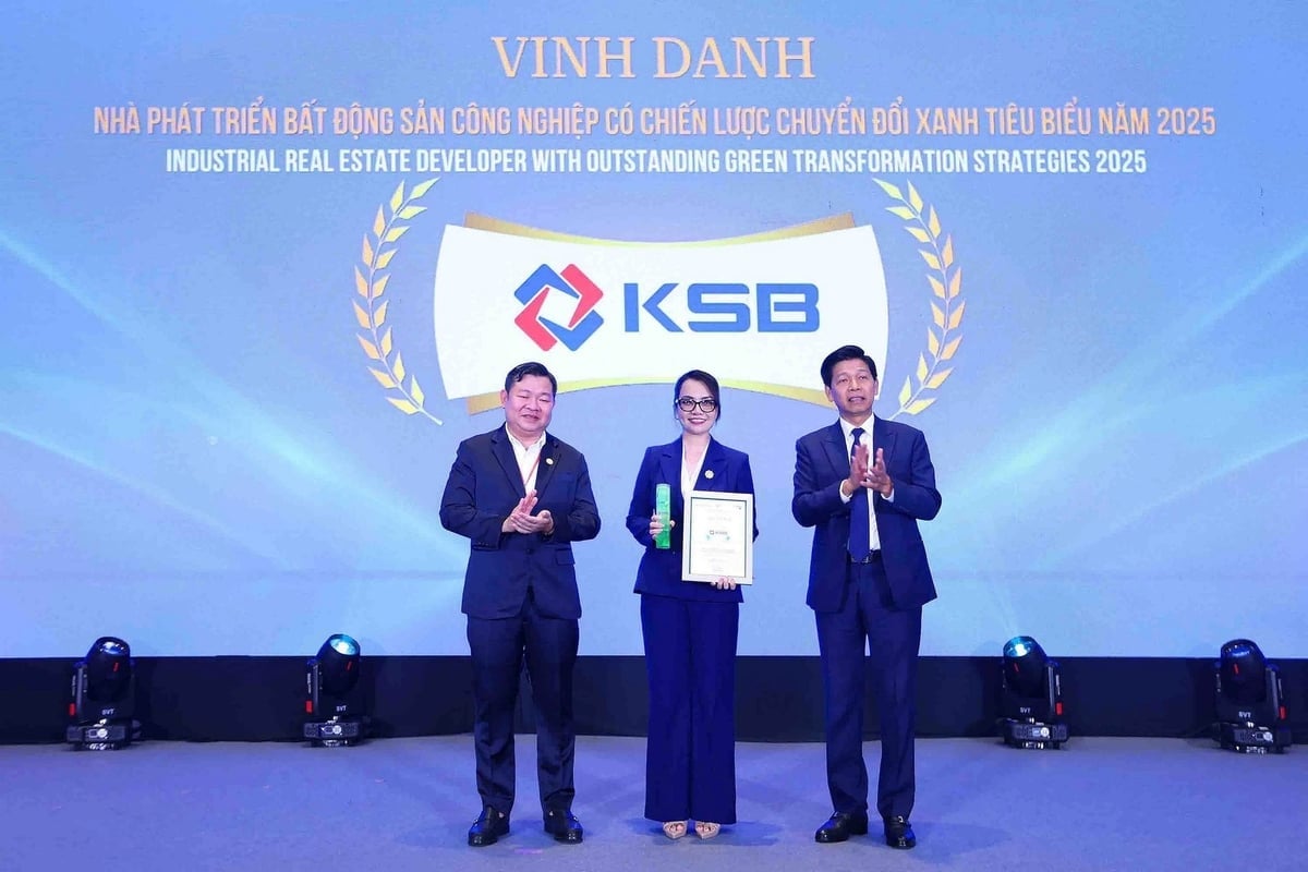 Een vertegenwoordiger van KSB (midden) ontving de titel 'Uitstekende ontwikkelaar van industrieel vastgoed met een groene ontwikkelingsstrategie in 2025'. Foto: KSB. Đại diện KSB (giữa) nhận danh hiệu 'Nhà phát triển Bất động sản Công nghiệp có Chiến lược Phát triển Xanh tiêu biểu năm 2025'. Ảnh: KSB.