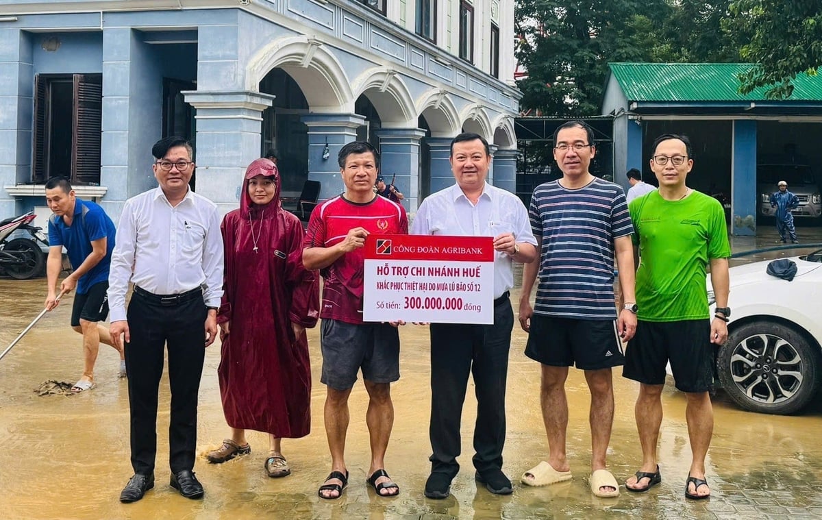 Agribank Trade Union donerte 300 millioner VND for å støtte ansatte og arbeidere ved Agribank Hue-filialen. Foto: PV.