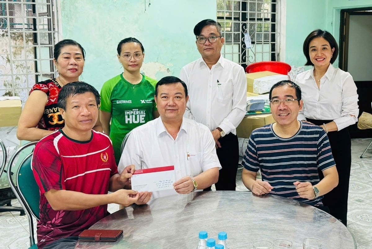 Herr Nguyen Tien Truong, leder for Agribanks representasjonskontor i den sentrale regionen (sitter i midten), besøkte og støttet de ansatte ved Agribank Hue-filialen. Foto: PV.