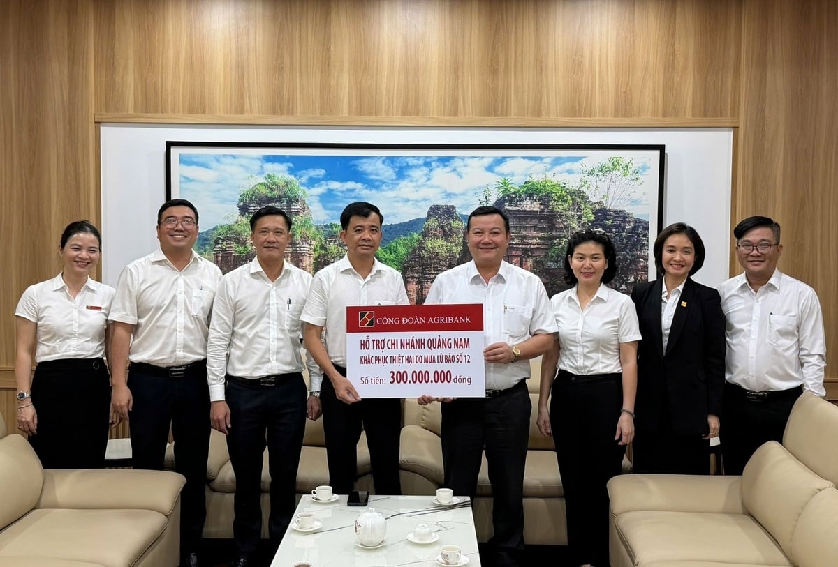 Agribank-fagforeningen donerte 300 millioner VND for å støtte ansatte og arbeidere ved Agribank Quang Nam-filialen. Foto: PV.