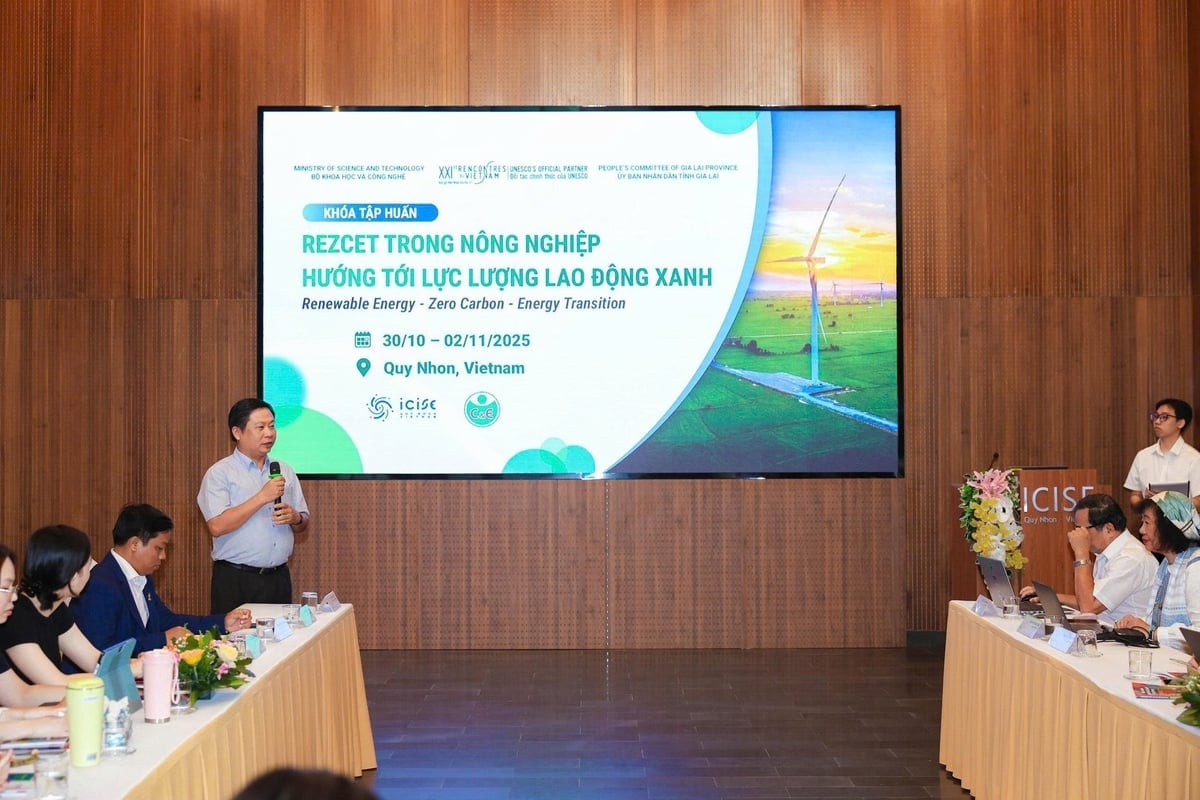 Tiến sỹ Trần Thanh Sơn, Phó Giám đốc Trung tâm ICISE trình bày báo cáo tại khóa học. Ảnh: V.Đ.T.