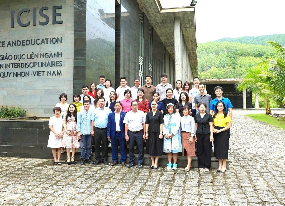 Các giảng viên, học viên chụp ảnh lưu niệm tại Trung tâm ICISE. Ảnh: V.Đ.T.