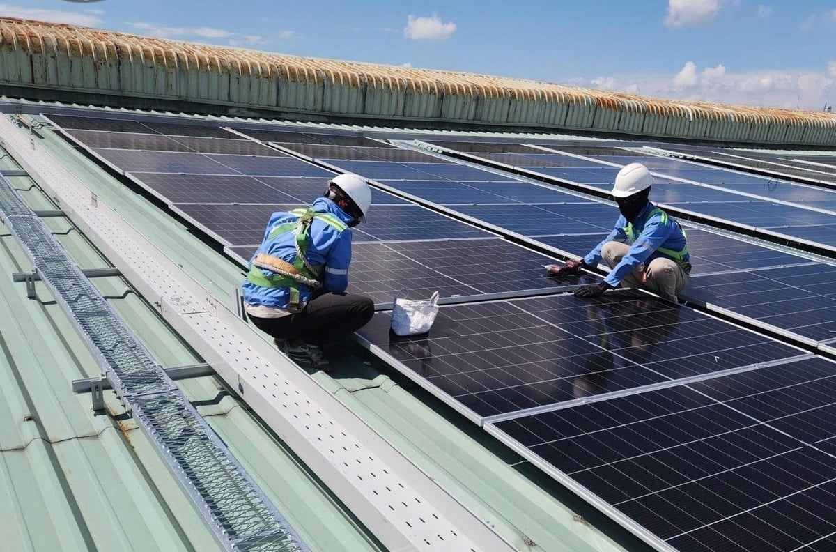 نصب سیستم انرژی خورشیدی بر روی سقف کارخانه گروه LTP (دانمارک) در شهر هوشی مین. عکس: نگوین کیم. Lắp hệ thống điện mặt trời trên mái khu nhà máy Tập đoàn LTP (Đan Mạch) tại Thành phố Hồ Chí Minh. Ảnh: Nguyễn Kim.