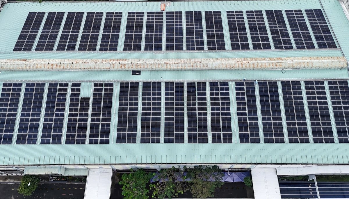 کارخانه LTP با استفاده از سیستم انرژی خورشیدی از بالا دیده میشود. عکس: نگوین کیم. Nhà máy LTP sử dụng hệ thống điện mặt trời nhìn từ trên cao. Ảnh: Nguyễn Kim.