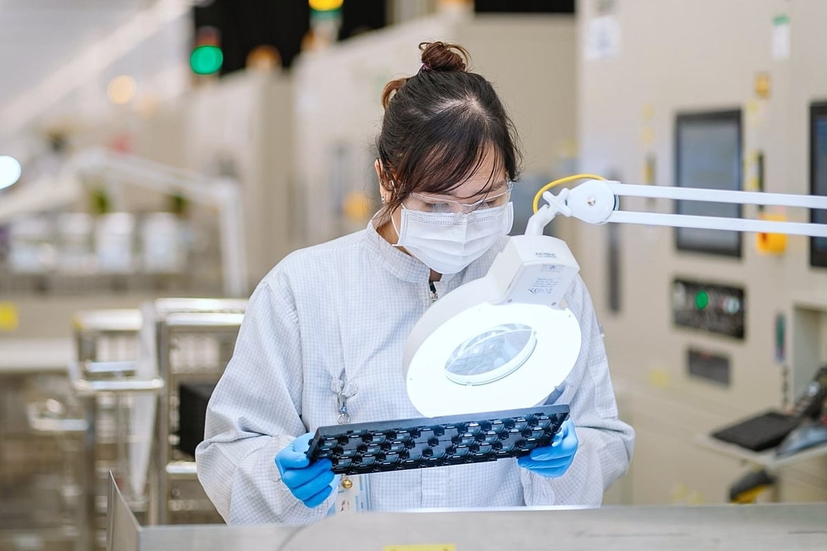 ພະນັກງານໂຮງງານປະກອບ ແລະ ທົດສອບວົງຈອນເອເລັກໂຕຣນິກຂອງບໍລິສັດ Intel Products Vietnam Co., Ltd. ພາບ: Intel Products Vietnam. Lao động tại nhà máy lắp ráp và thử nghiệm vi mạch điện tử của Công ty TNHH Intel Products Việt Nam. Ảnh: Intel Products Vietnam.