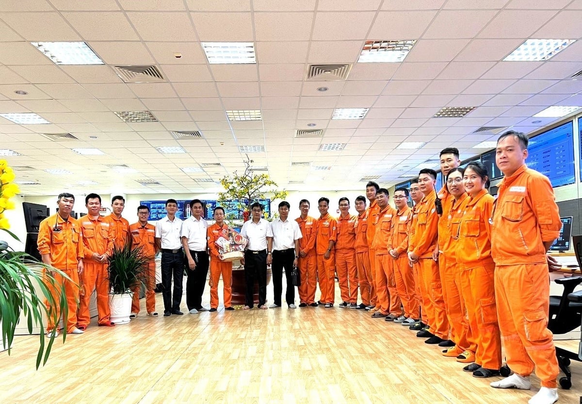 Chủ tịch Công đoàn Nhà máy Trần Ngọc Hưởng (đứng giữa) trực tiếp tới thăm hỏi, động viên người lao động trong đêm giao thừa Tết nguyên đán năm 2024. Ảnh: Vĩnh Tân 4.