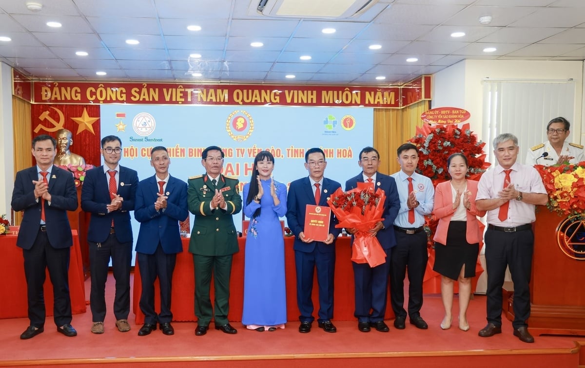 Vedoucí představitelé roty Khanh Hoa Salanganes Nest předali rozhodnutí a květiny k poblahopřání soudruhům z výkonného výboru Asociace veteránů roty na funkční období 2025–2030. Foto: Quynh Chau. Lãnh đạo Công ty Yến sào Khánh Hòa trao quyết định và tặng hoa chúc mừng các đồng chí Ban chấp hành Hội Cựu chiến binh công ty nhiệm kỳ 2025 - 2030. Ảnh: Quỳnh Châu.