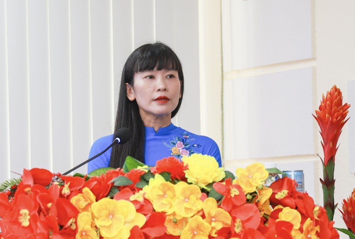 Na kongresu promluvila paní Trinh Thi Hong Van, předsedkyně představenstva společnosti Khanh Hoa Salanganes Nest Company. Foto: Quynh Chau. Bà Trịnh Thị Hồng Vân, Chủ tịch HĐTV Công ty Yến sào Khánh Hòa phát biểu tại đại hội. Ảnh: Quỳnh Châu.