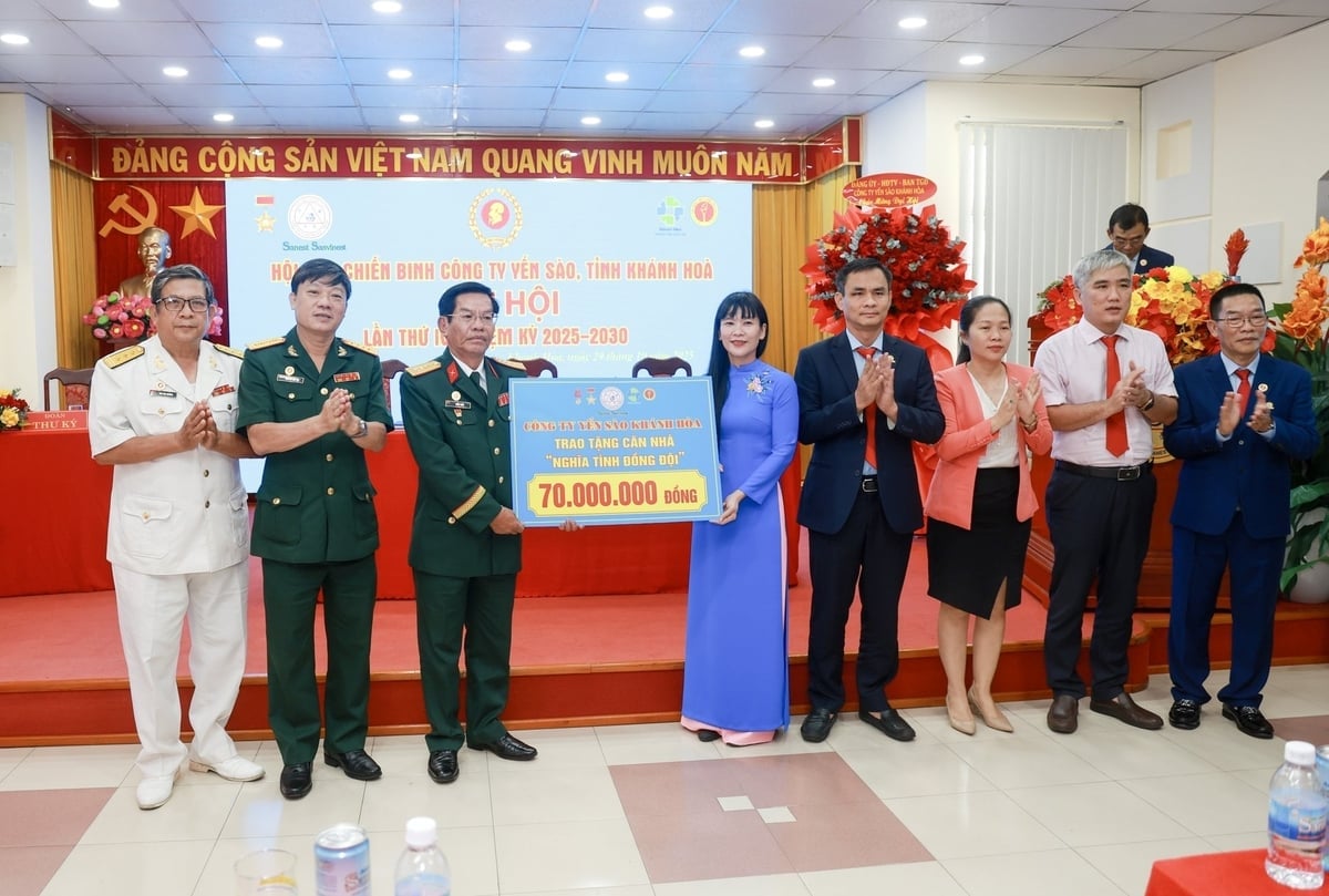 Sdružení veteránů roty Salanganes Nest v Khanh Hoa darovalo domu solidarity členovi roty v obtížné situaci. Foto: Quynh Chau. Hội Cựu chiến binh Công ty Yến sào Khánh Hòa trao tặng 1 căn nhà nghĩa tình đồng đội cho hội viên có hoàn cảnh khó khăn. Ảnh: Quỳnh Châu.