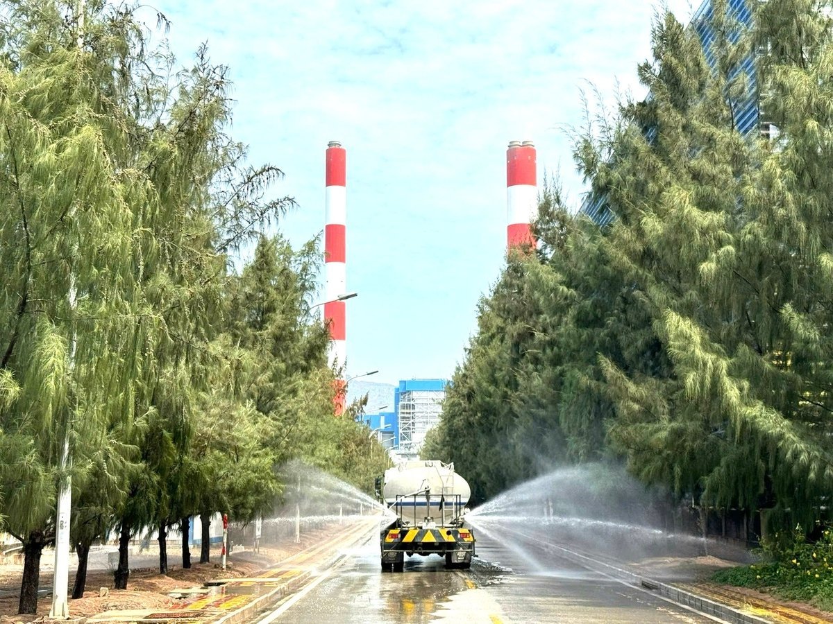 Road cleaning vehicles regularly clean the road at Vinh Tan 4 Thermal Power Plant. Photo: Vinh Tan 4. Xe phun rửa đường thường xuyên tại Nhà máy Nhiệt điện Vĩnh Tân 4. Ảnh: Vĩnh Tân 4.