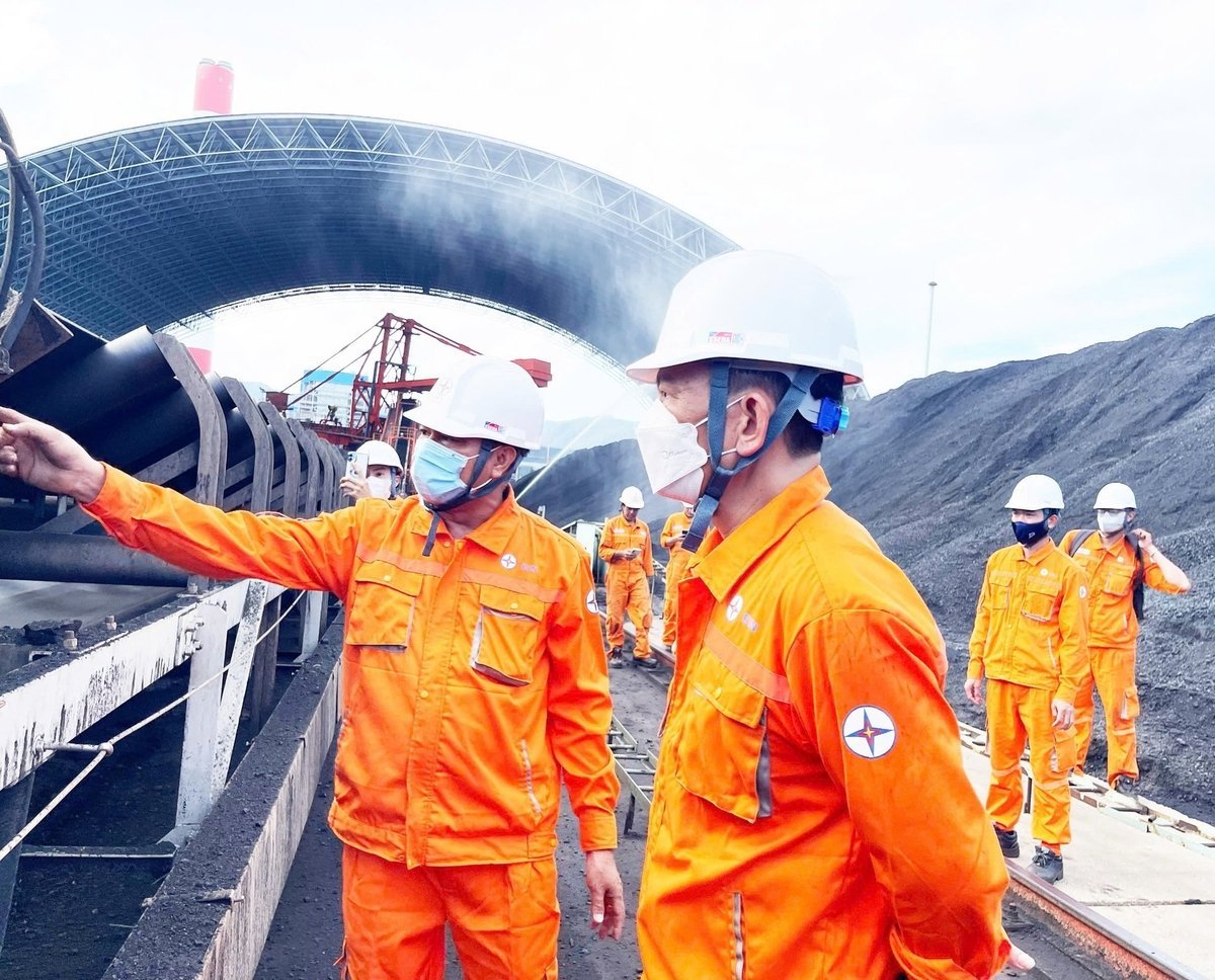 Director of Vinh Tan 4 Thermal Power Plant Vu Thanh Hai directly inspected the operations at the Workshops. Photo: Vinh Tan 4. Giám đốc Nhà máy Nhiệt điện Vĩnh Tân 4 Vũ Thanh Hải trực tiếp kiểm tra công tác vận hành tại các Phân xưởng. Ảnh: Vĩnh tân 4.