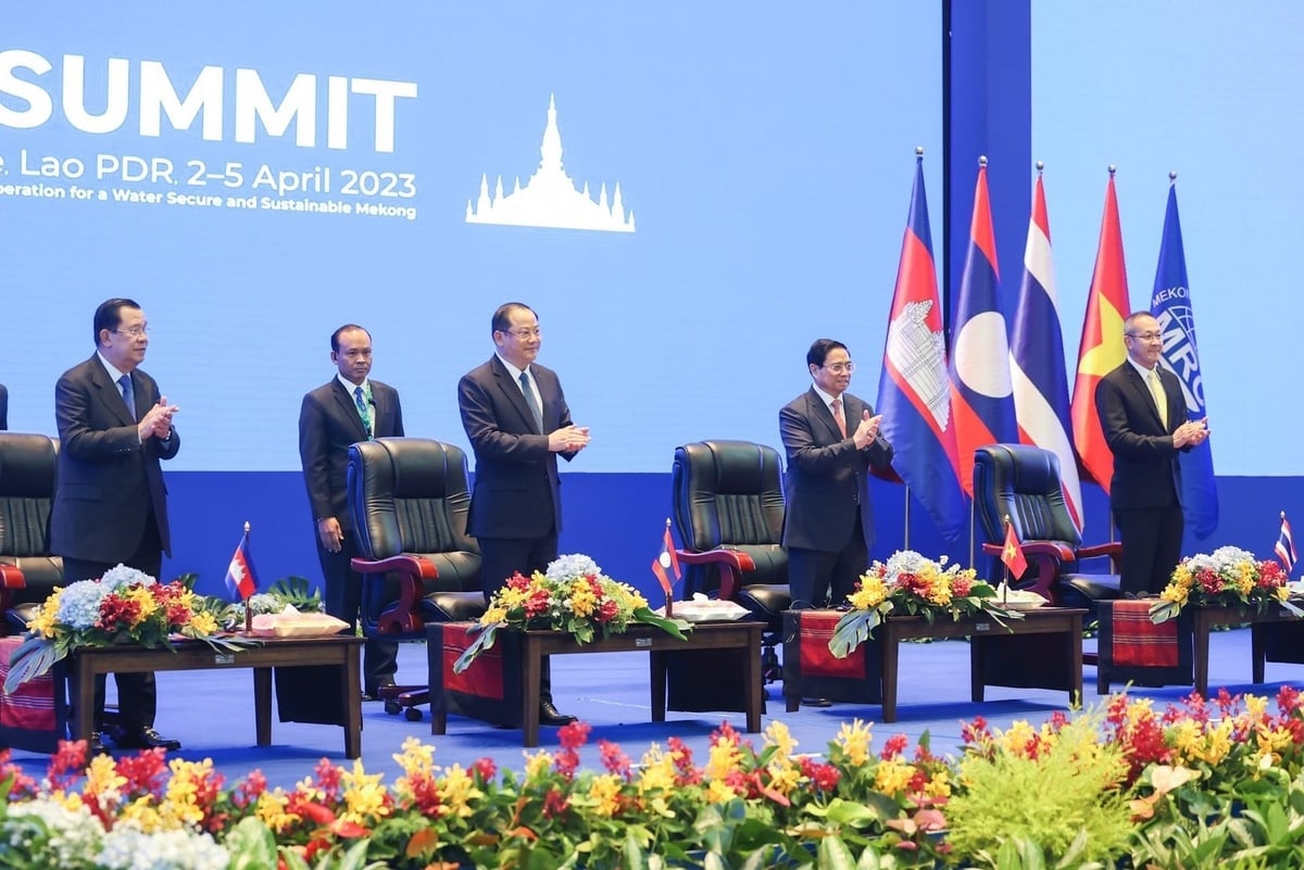 Prime Minister Pham Minh Chinh, Lao Prime Minister Sonexay Siphandone, Cambodian Prime Minister Hun Sen and Secretary General of the Thai Water Resources Office attend the 4th Mekong River Commission Summit in May 2023 in Vientiane, Lao People's Democratic Republic. Photo: VNA. Thủ tướng Phạm Minh Chính, Thủ tướng Lào Sonexay Siphandone, Thủ tướng Campuchia Hun Sen và Tổng Thư ký Văn phòng Tài nguyên nước Thái Lan dự Hội nghị Cấp cao Ủy hội sông Mekong quốc tế lần thứ 4 diễn ra tháng 5/2023 tại Thủ đô Vientiane, nước Cộng hòa Dân chủ Nhân dân Lào. Ảnh: TTXVN.