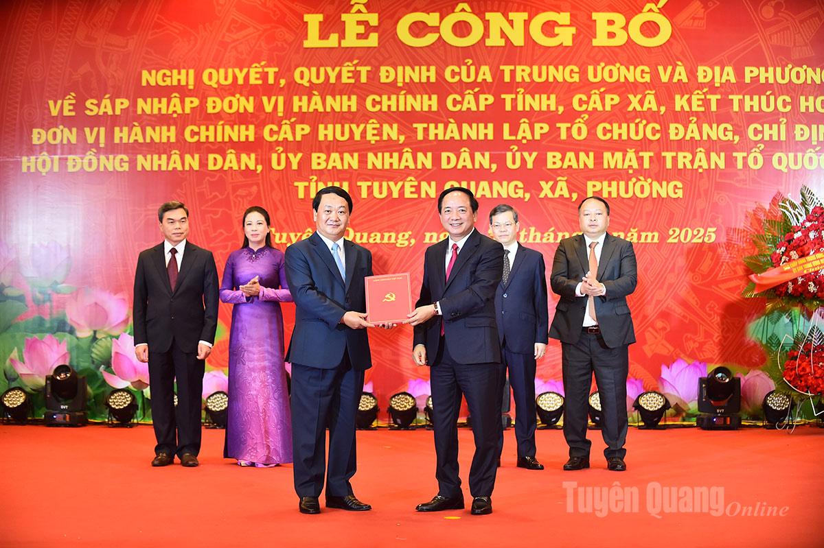 Seniorgeneralløytnant Trinh Van Quyet, sekretær for partiets sentralkomité, direktør for den generelle avdelingen for politikk i Vietnams folkehær, og provinsielle ledere ved seremonien som kunngjorde beslutningen om å slå sammen provinsene Tuyen Quang og Ha Giang.
