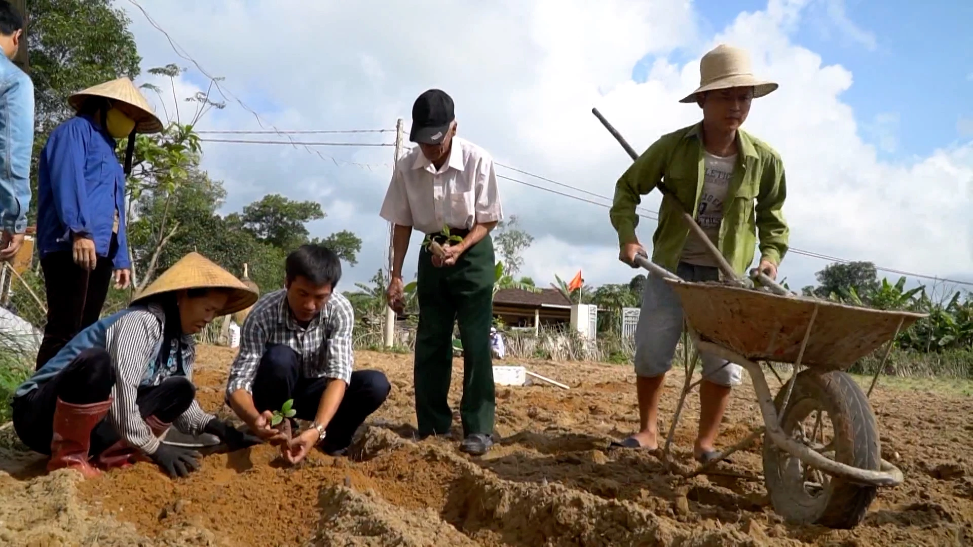 Người dân xã Tân Mỹ đã có việc làm ổn định, bảo đảm thu nhập và cuộc sống được nâng cao   - Ảnh: T.T