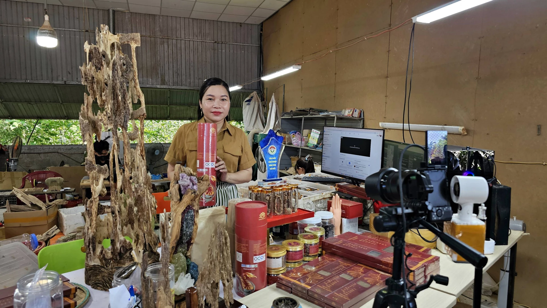 Chị Ái livestream quảng bá, bán hàng trên các trang mạng xã hội như Facebook, Tiktok - Ảnh: L.A