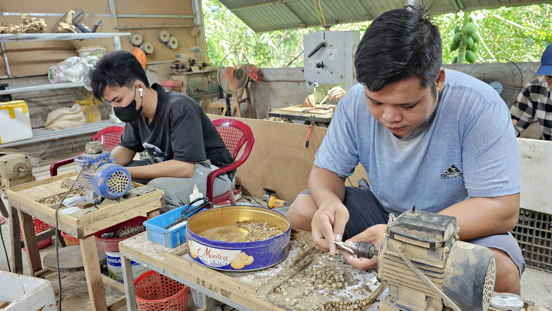 Sản phẩm trầm hương của Xưởng Mộc Việt được chế tác tỉ mỉ, tinh xảo, mang đậm dấu ấn văn hóa Việt - Ảnh: L.A