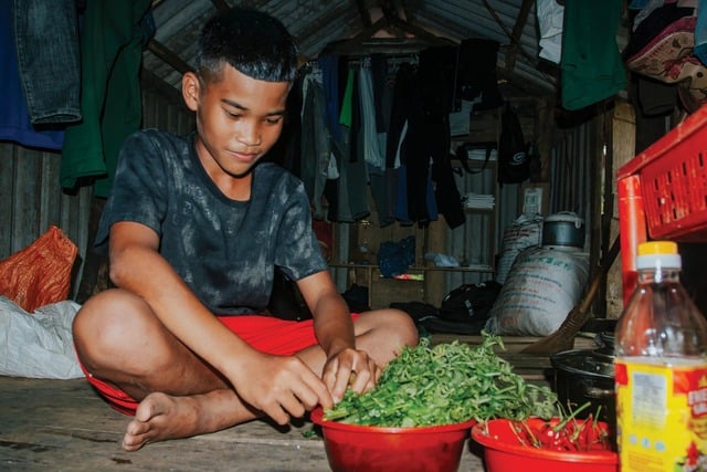 Dựng lán trại gần trường để đi học  - Ảnh 1.