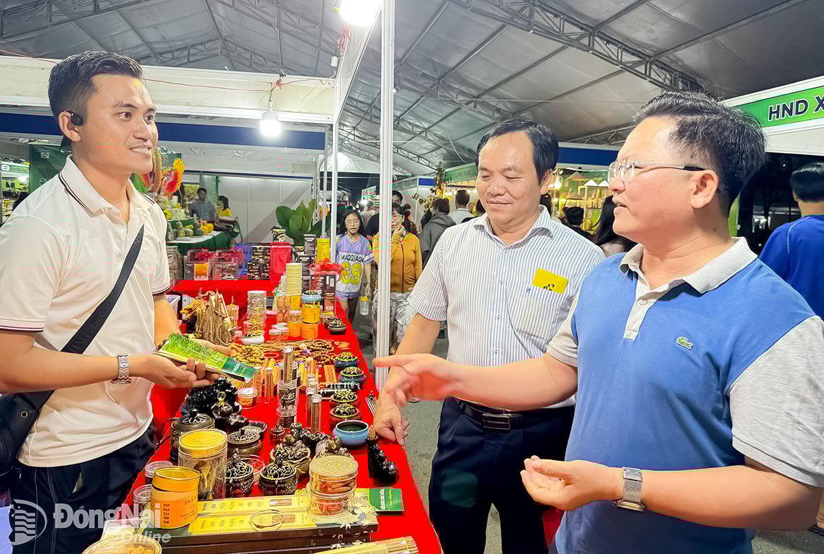 Toan Thang Agarwood-anläggningen deltog i Dong Nai-provinsens jordbruksutställning 2025 och lockade många besökare som ville lära sig om och köpa produkter. Foto: B.Nguyen