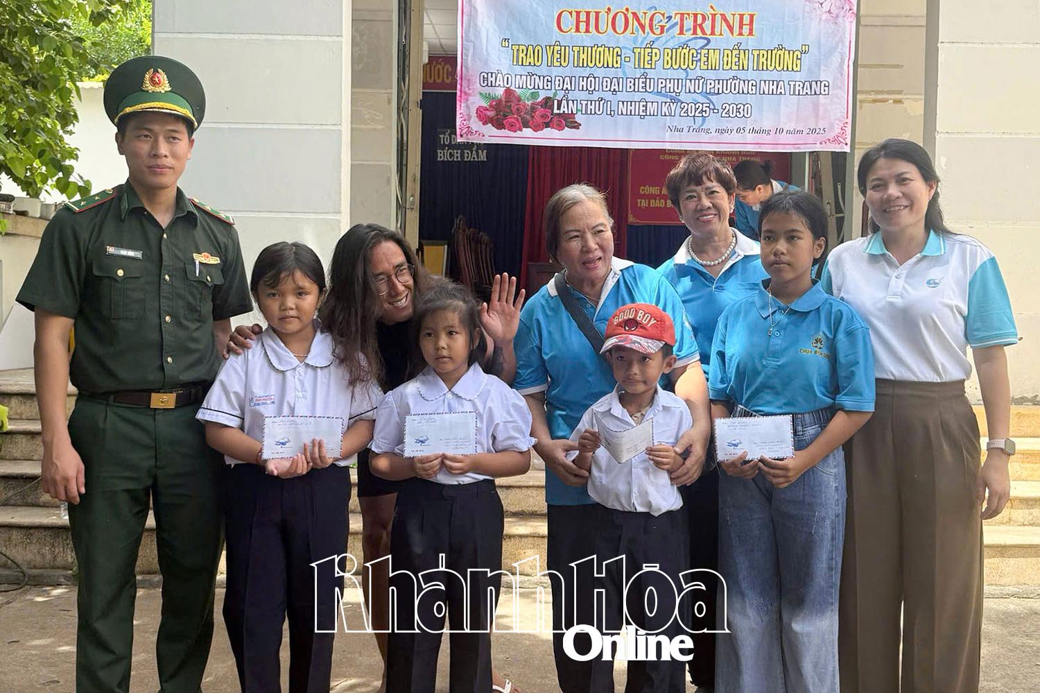 La Unión de Mujeres del Barrio Nha Trang otorgó becas a estudiantes que superaron dificultades y estudiaron bien.