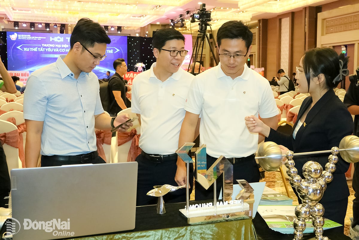 សហគ្រាសដែលចូលរួមក្នុងកម្មវិធីតភ្ជាប់ពាណិជ្ជកម្មដែលរៀបចំដោយសហព័ន្ធធុរកិច្ច Dong Nai និងសមាគមសហគ្រិនវ័យក្មេង Dong Nai។ រូបថត៖ វឿង ធី