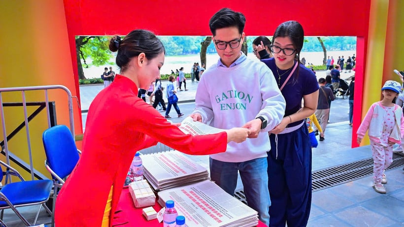 Een groot aantal jonge lezers verkent de tentoonstellingsruimte 