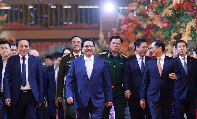 Thủ tướng: Hội chợ mùa Thu lần thứ nhất – 2025 đã trở thành lễ hội của công nghệ sáng tạo và văn hóa nghệ thuật - Ảnh 1.