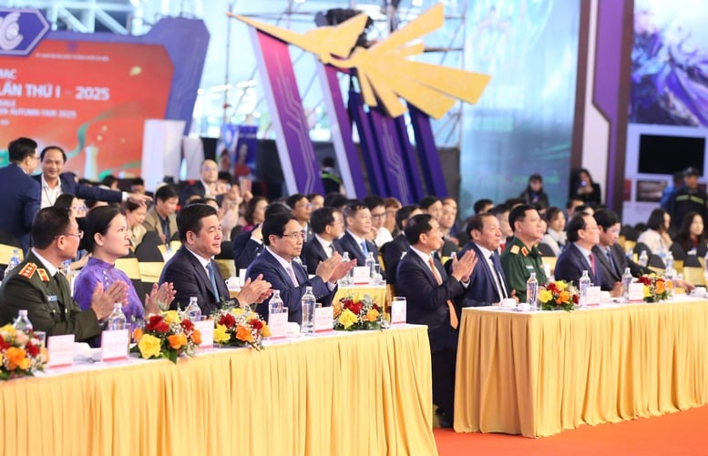 Thủ tướng: Hội chợ mùa Thu lần thứ nhất – 2025 đã trở thành lễ hội của công nghệ sáng tạo và văn hóa nghệ thuật - Ảnh 2.