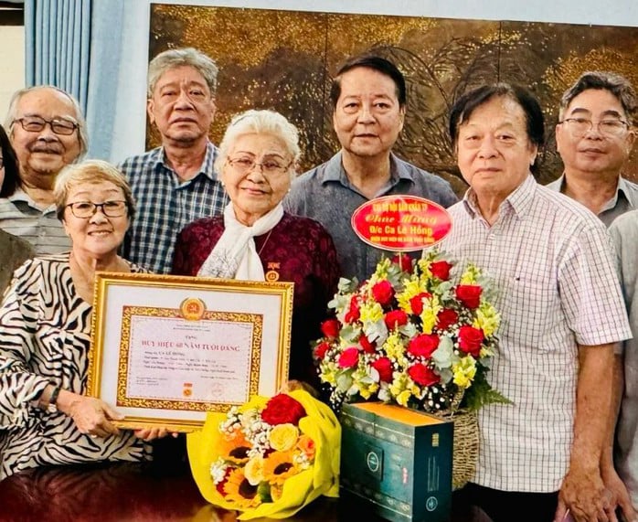 Az érdemes művész és rendező, Ca Le Hong megkapta a 60 éves párttagsági jelvényt - 3. kép. NSƯT đạo diễn Ca Lê Hồng xúc động đón nhận huy hiệu 60 năm tuổi Đảng- Ảnh 3.