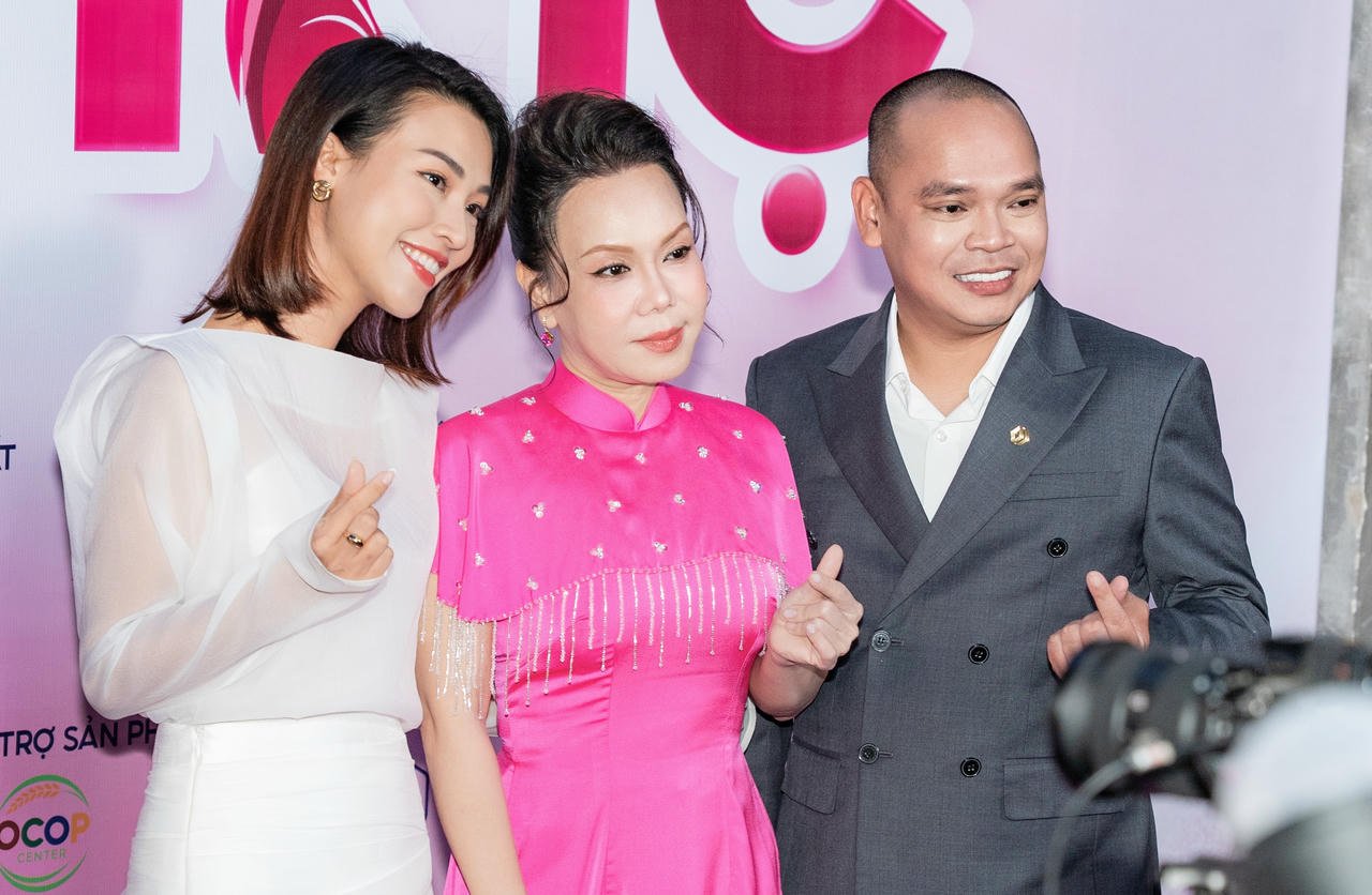 MC Hoang Oanh, konstnären Viet Huong och Mr. Thai Phan Thanh Binh vid presskonferensen för att introducera programmet. Foto: MCV