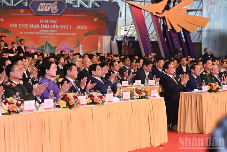 O primeiro-ministro Pham Minh Chinh e outros líderes e delegados participaram da cerimônia de encerramento da primeira Feira de Outono de 2025. (Foto: TRAN HAI)