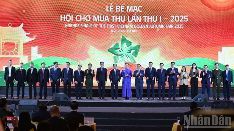 Líderes do Comitê Central da Frente da Pátria do Vietnã recebem apoio de ministérios, setores, corporações e empresas para auxiliar as pessoas afetadas por desastres naturais e inundações na região central. (Foto: TRAN HAI)