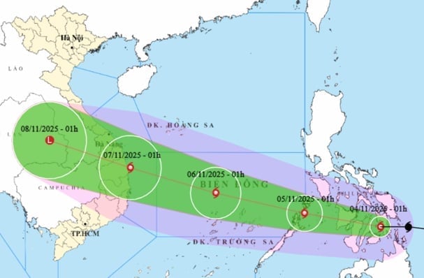 ការព្យាករណ៍ផ្លូវនៃព្យុះទីហ្វុង Kalmaegi ក្នុងព្រឹត្តិបត្រព័ត៌មានពេលព្រឹកព្រលឹមថ្ងៃទី៤ ខែវិច្ឆិកា រូបថត៖ NCHMF។ Dự báo đường đi của bão Kalmaegi trong bản tin rạng sáng ngày 4/11. Ảnh: NCHMF.