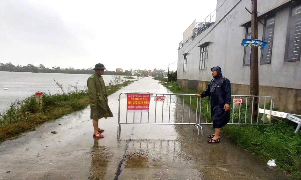 Quang Ninh commune authorities set up barriers on flooded traffic routes to ensure people's safety.