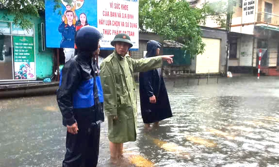 At flooded areas there are always functional forces on guard to ensure safety.