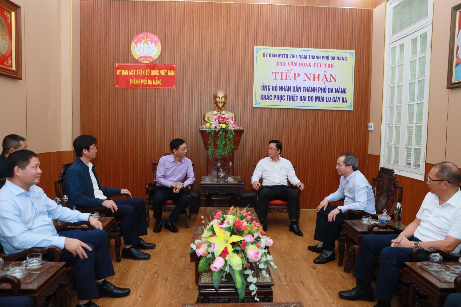 Đồng chí Trần Quang Dũng - Phó Bí thư Thường trực Đảng ủy Petrovietnam trao đổi, chia sẻ những khó khăn của cấp ủy và đồng bào TP Đà Nẵng.