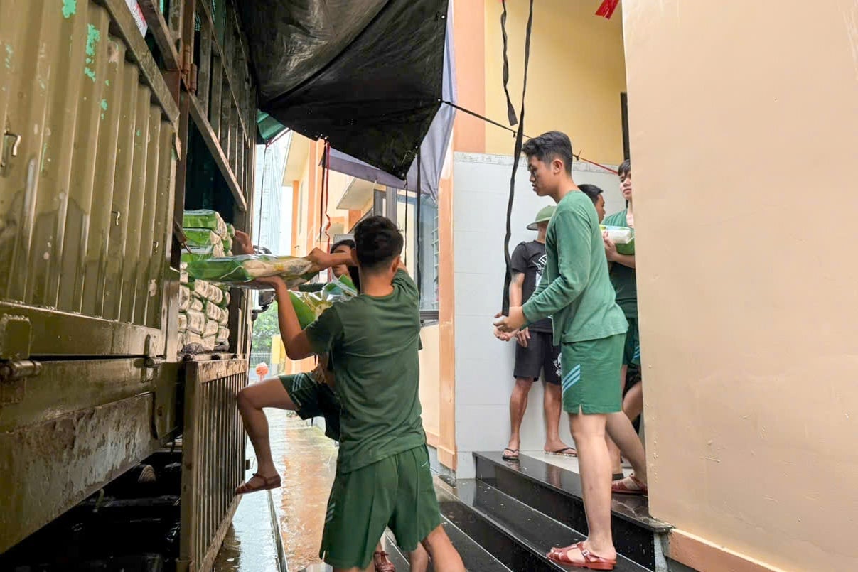 Trong ngày 2/11, hàng tấn hàng hóa là các nhu yếu phẩm của Petrovietnam để hỗ trợ cho đồng bào Đà Nẵng đã được vận chuyển kịp thời đến điểm tiếp nhận của thành phố.