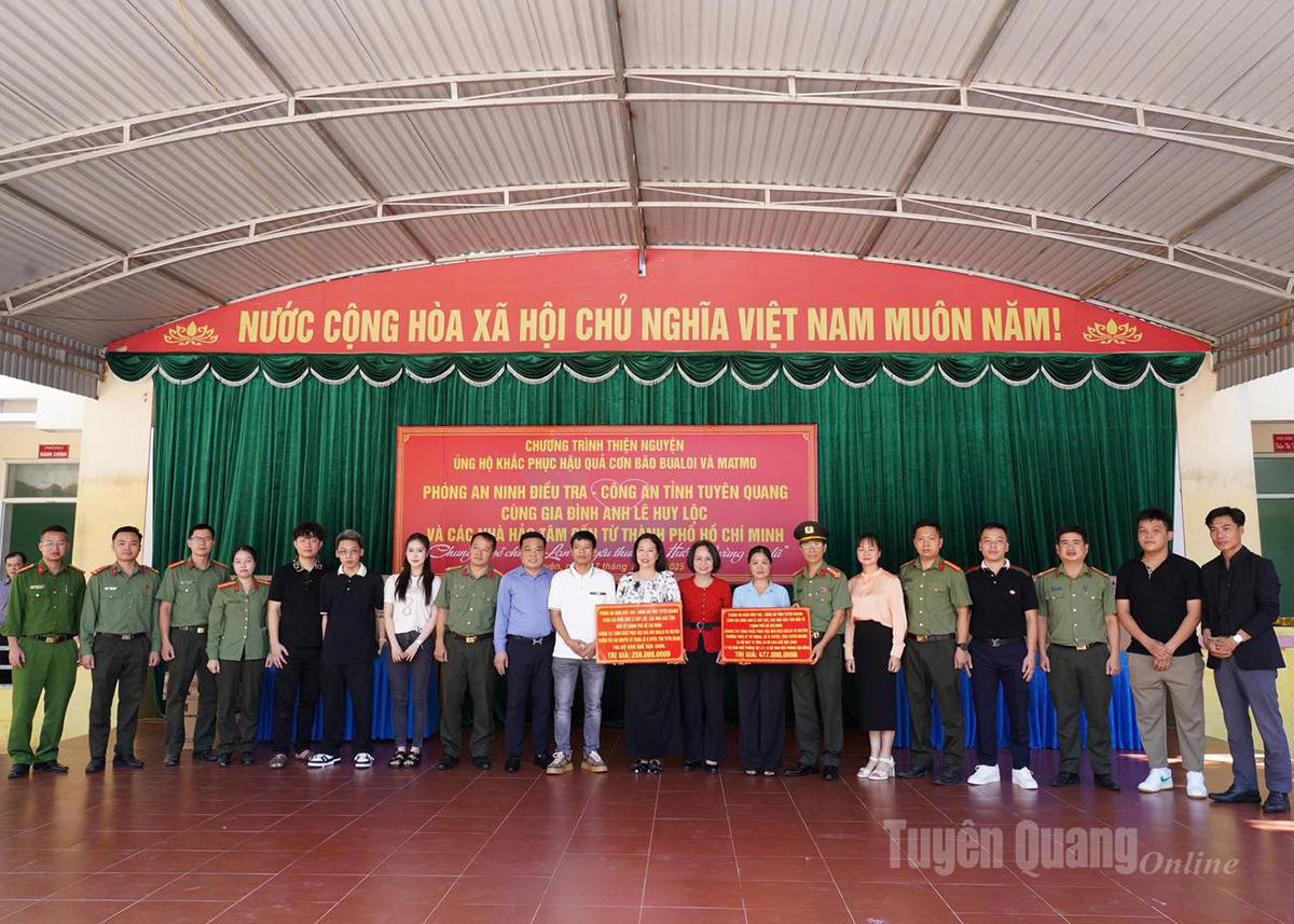 The Investigation Security Department, Provincial Police presented equipment and support to teachers and students of Ly Tu Trong Secondary School, Vi Xuyen Commune.