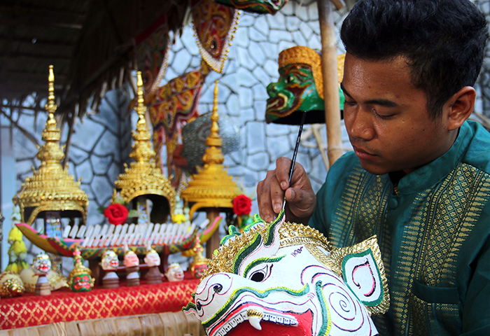 Nét đẹp nghề làm mão, mặt nạ của người Khmer
