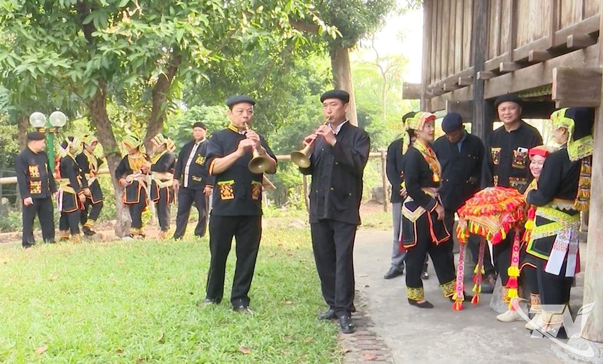 Oamenii Dao din satul Mo Sat, comuna Trai Cau, interpretează trompeta Pi Le într-o ceremonie tradițională.