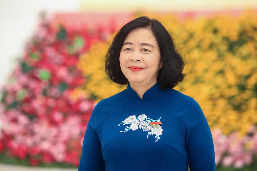 A Sra. Bui Thi Minh Hoai é a Secretária do Comitê do Partido da Frente da Pátria do Vietnã e das Organizações Centrais de Massa - Foto 1.