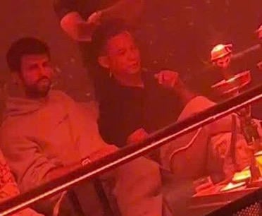 Obrázek streamera Do Mixiho, jak vchází do baru v Hanoji, aby si zapálil vodní dýmku. Obrázek vystřižený z klipu.