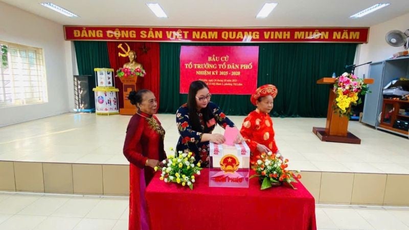 ការបោះឆ្នោតជ្រើសរើសប្រធានក្រុមលំនៅដ្ឋានសម្រាប់អាណត្តិ 2025-2028 នៅក្រុម Residential 13 My Dinh 1 សង្កាត់ Tu Liem ទីក្រុងហាណូយ។ (រូបថត៖ អ្នកចូលរួមចំណែក)