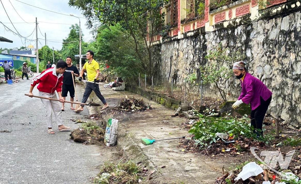 박칸 구 주민들은 정기적으로 손을 잡고 환경 정화 활동에 참여합니다.