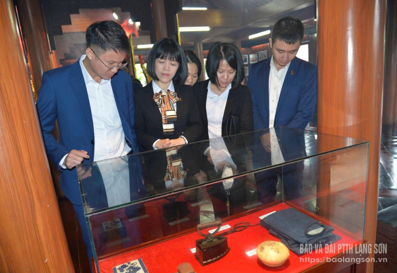 មន្ត្រីនៃស្ថាប័ន និងអង្គភាពក្នុងខេត្តស្វែងយល់អំពីអត្ថន័យនៃវត្ថុបុរាណនៅវិមានអនុស្សាវរីយ៍សមមិត្ត Hoang Van Thu។