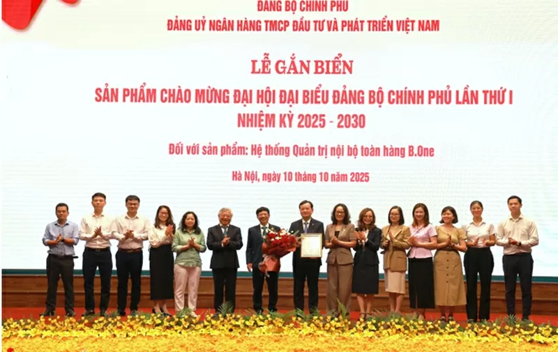 Tran Xuan Hoang elvtárs - a BIDV pártbizottságának állandó titkárhelyettese, Phan Thanh Hai elvtárs - a pártbizottság tagja, a Csontprojekt Irányítóbizottságának vezetője, Ta Phuong Tra elvtárs - a pártbizottság Propaganda Osztályának állandó helyettes vezetője vették át a kormánypárti bizottság gratuláló virágait. Đồng chí Trần Xuân Hoàng – Phó Bí thư Thường trực Đảng ủy BIDV, đồng chí Phan Thanh Hải – UVBCH Đảng bộ, trưởng Ban QL dự án Bone, đồng chí Tạ Phương Trà – Phó Trưởng Ban Thường trực Ban Tuyên Giáo Đảng ủy đại diện nhận hoa chúc mừng của Đảng ủy Chính phủ.