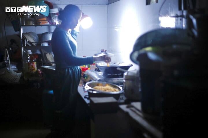 রাতে, বিদ্যুৎ বিভ্রাট ছিল, এলাকায় ঘরবাড়ি ছিল