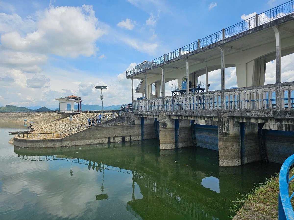 Các Công ty thủy lợi trên địa bàn tỉnh Khánh Hòa chủ động rà soát các công trình thủy lợi để ứng phó bão số 13. Ảnh: KS.