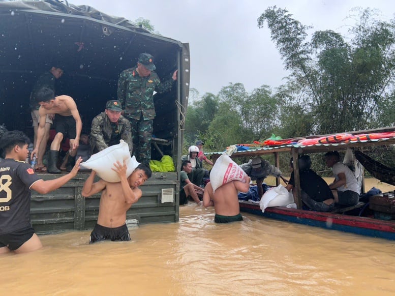 Thắm tình quân dân nơi vùng lũ Quế Phước, Đà Nẵng- Ảnh 1.