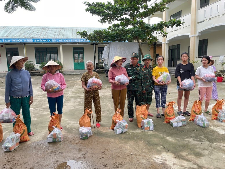 Thắm tình quân dân nơi vùng lũ Quế Phước, Đà Nẵng- Ảnh 3.