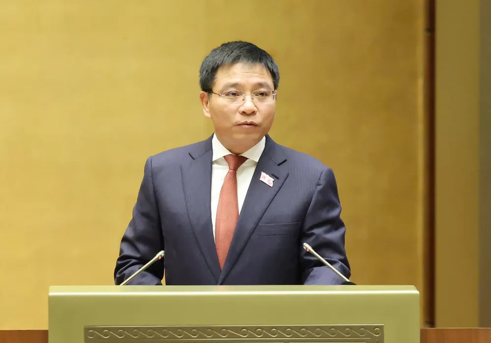 Maliye Bakanı Nguyen Van Thang, 4 Kasım sabahı yasa tasarıları hakkında bir rapor sundu. Fotoğraf: QUANG PHUC